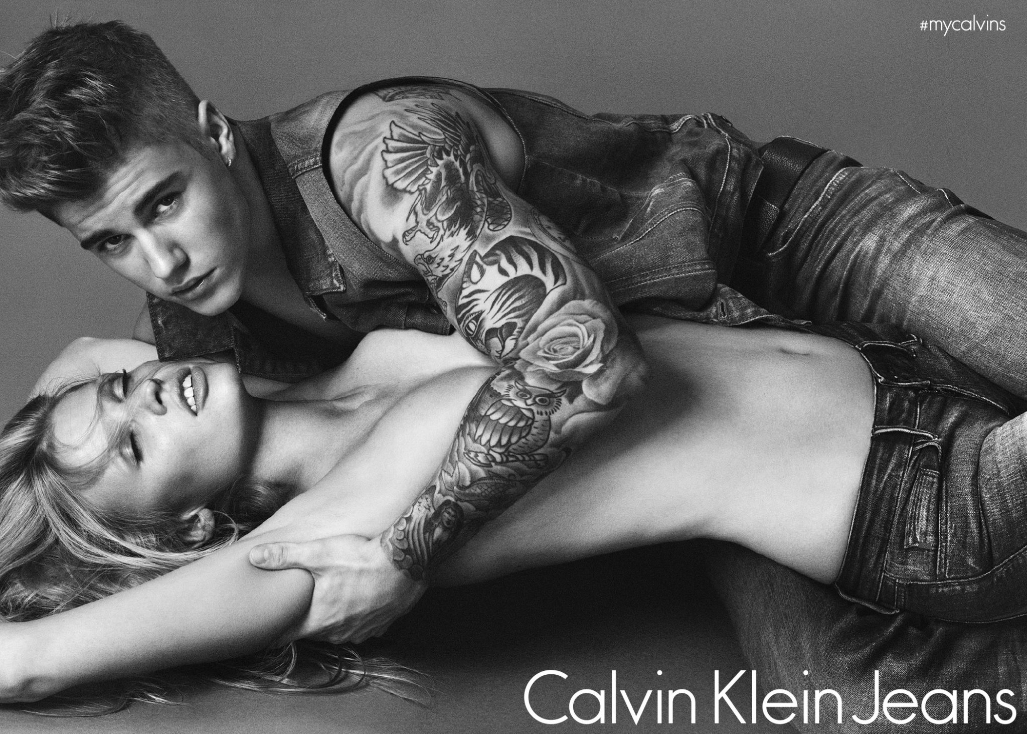 Sexy objetí. Justin Bieber a Lara Stone pro Calvin Klein. Zdroj: Oficiální FB a Instagram Calvin Klein