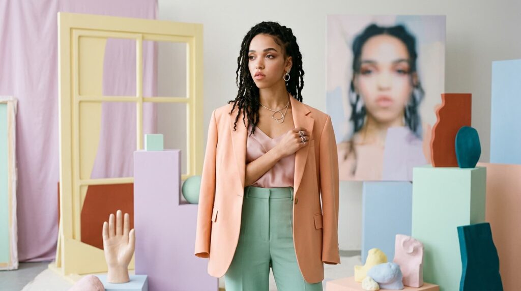 FKA Twigs a kontroverze kolem zakázané reklamy pro Calvin Klein. Údajně zobrazuje zpěvačku jako „stereotypní sexuální objekt“