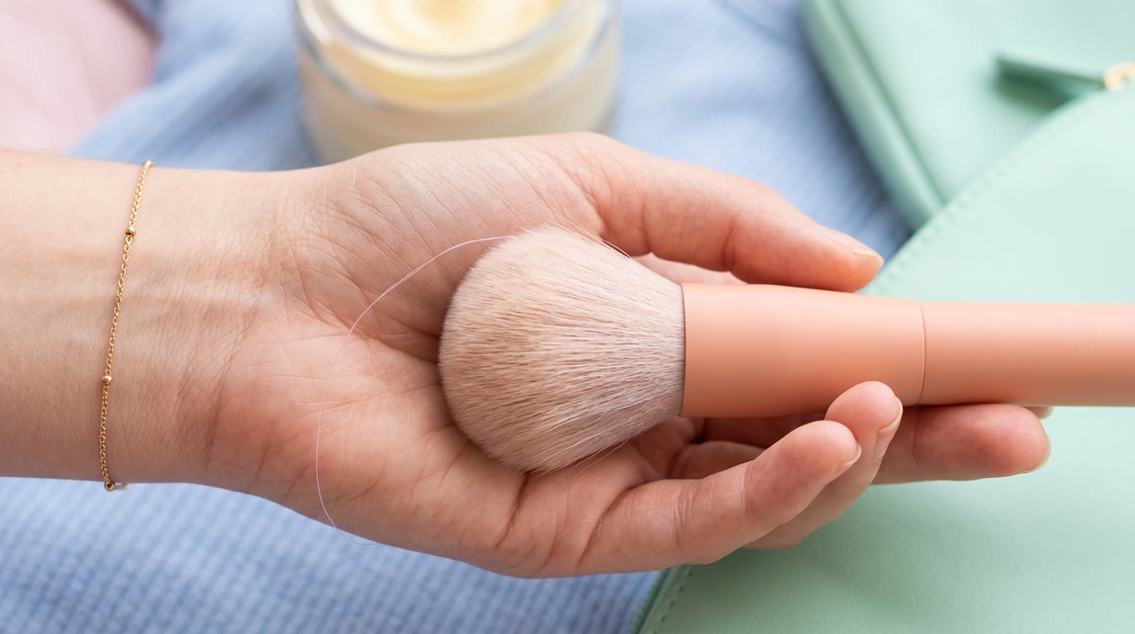 Podrobný průvodce: Jak správně udržovat štětce na make-up